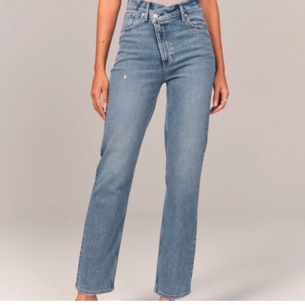 A&F 90s Straight Ultra High Rise Medium Wash Criss-Cross Waistband Jean